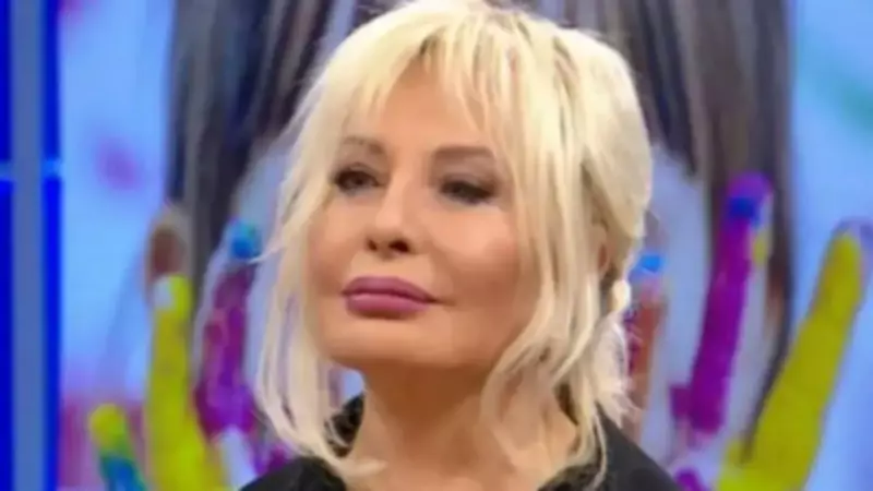 Mavi Boncuk Emel Sayın'ın Bilinmeyen Sırrı: Heyecandan Sahneye Çıkamadım, Annem Arkamdan İtti