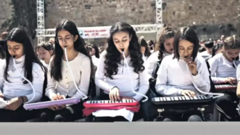 Melodika Çalan 985 Öğrenci Guinness Rekoru İçin Sahnede