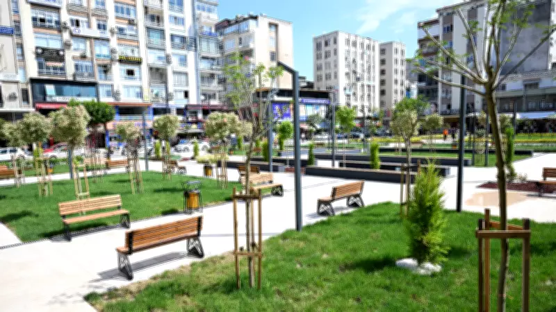 Mersin Büyükşehir'den yeni kent meydanı hizmete açıldı