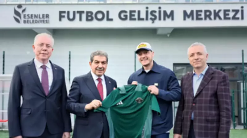 Mesut Özil Esenler Futbol Gelişim Merkezi'ni ziyaret etti