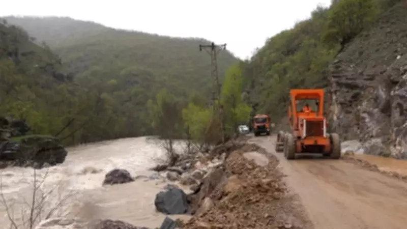 Munzur suyu taşkını sonrası Tunceli-Ovacık yolu yeniden açıldı