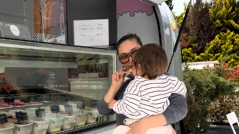 Neslihan Atagül ve Oğlu Aziz'den Keyifli Gezinti: Minik Aziz İlk Kez Dondurma Tattı