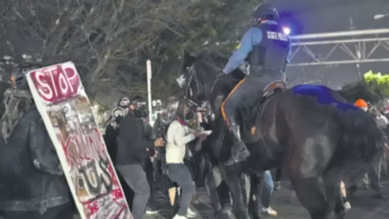New Jersey'de göçmen protestosuna atlı polis müdahalesi