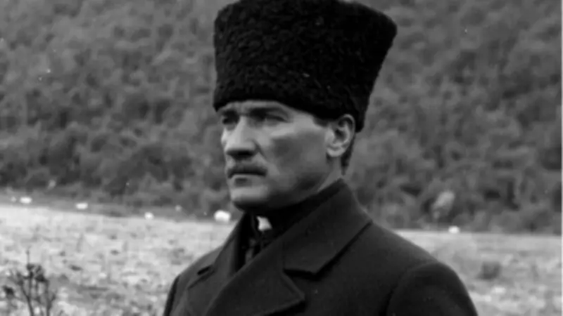 Ünlülerden 19 Mayıs Atatürk'ü Anma, Gençlik ve Spor Bayramı Paylaşımları