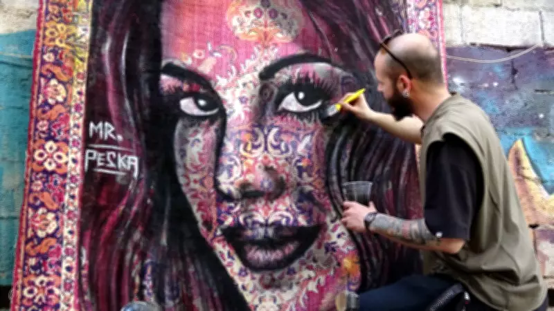 Nostaljik Perde ve Halıları Sanata Dönüştüren Ressam Ferhat Gümüş
