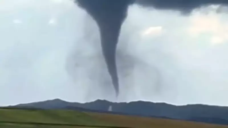 Çorum'da hortum felaketi: Çatılar uçtu, ağaçlar devrildi, 2 yaralı