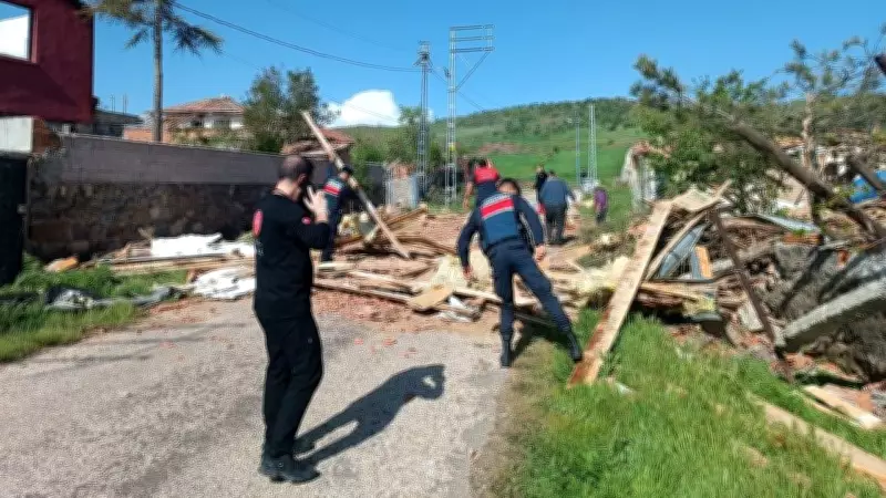 Çorum'un Sungurlu İlçesinde Hortum: Çatılar Uçtu, Duvarlar Yıkıldı