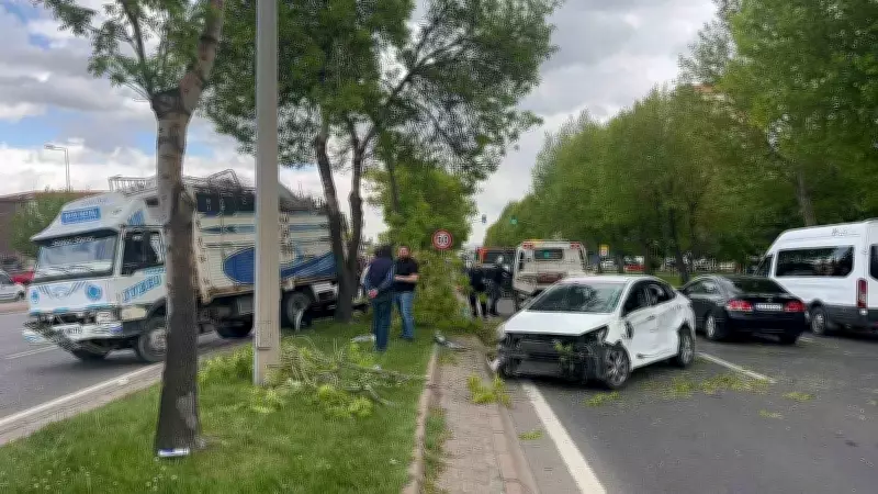 Osman Kavuncu Bulvarı'nda Otomobil ile Kamyon Çarpıştı: 1 Yaralı