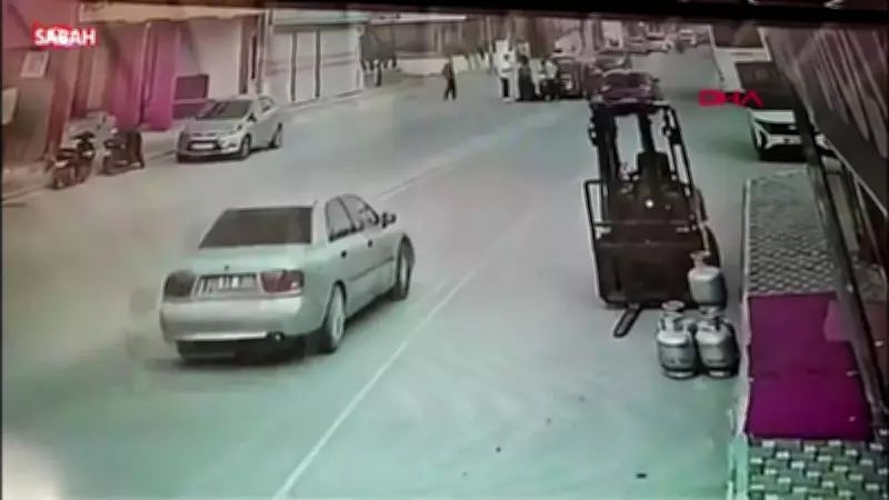 Osmaniye'de otomobilin çarptığı kadın yaralandı: Kaza anı kamerada