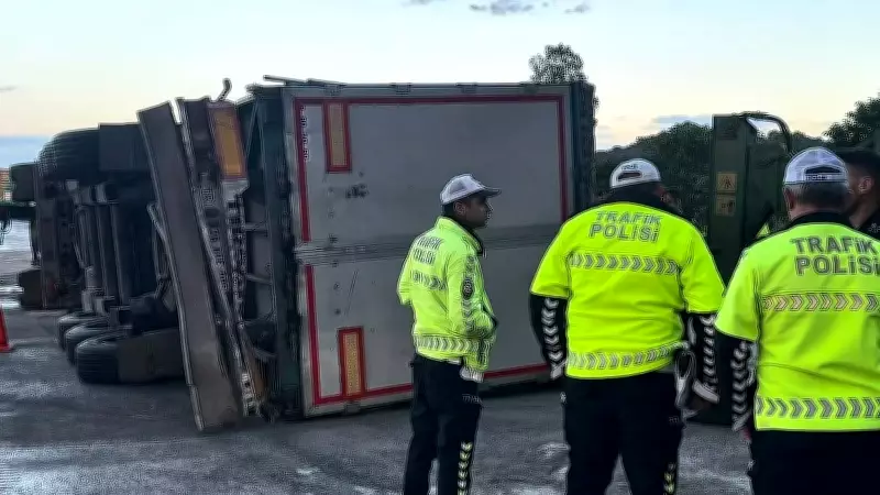 Pendik TEM'de TIR dorsesi devrildi, kurtarma sırasında TIR yan yattı