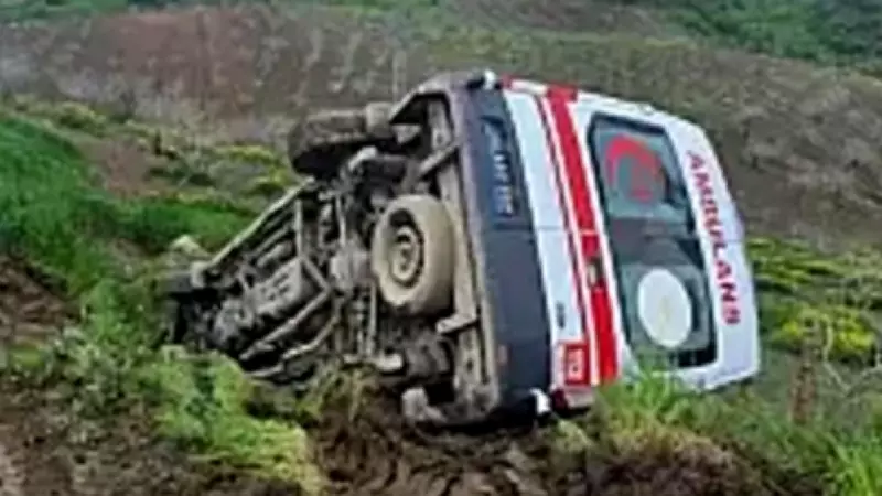 Pervari'de Ambulans Şarampole Devrildi: 3 Yaralı