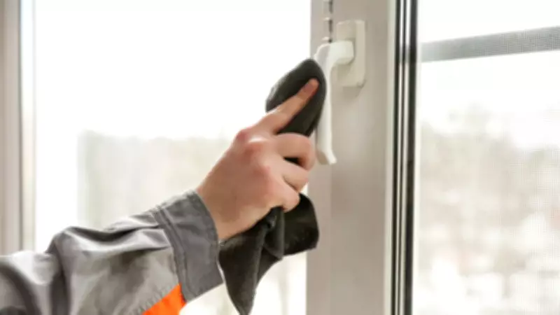 Pimapen Sararmalarına Son! Ev Yapımı Formül ile Bembeyaz Pencereler