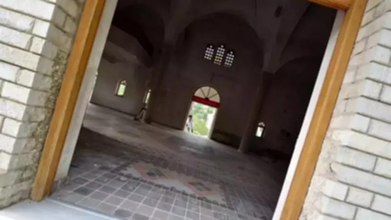 Pisa Kulesi'ni Gölgede Bırakan Eğik Kilise: Theotokos