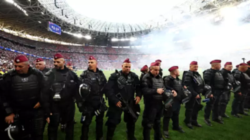 PSG-Arsenal finalinde silahlı polisler sahada! Güvenlik önlemleri dikkat çekti