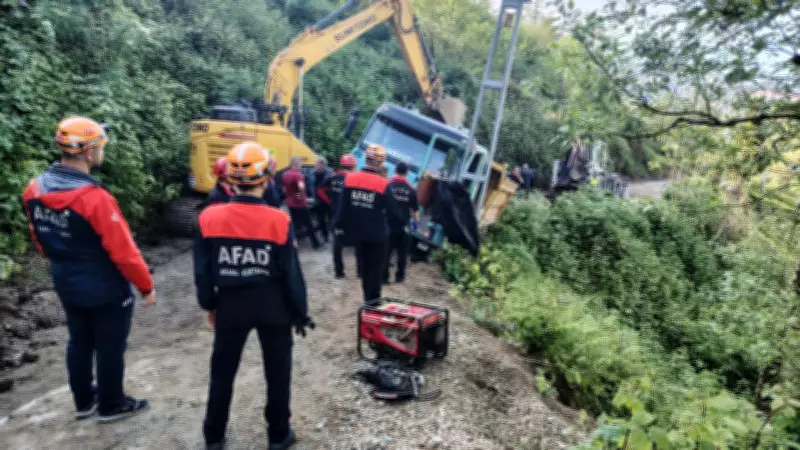 Rize'de geriye kayan kamyondan atlayan sürücü hayatını kaybetti