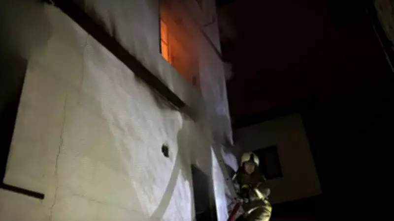 Safranbolu'da yangın: İtfaiye eri yaralandı, kedi kurtarıldı