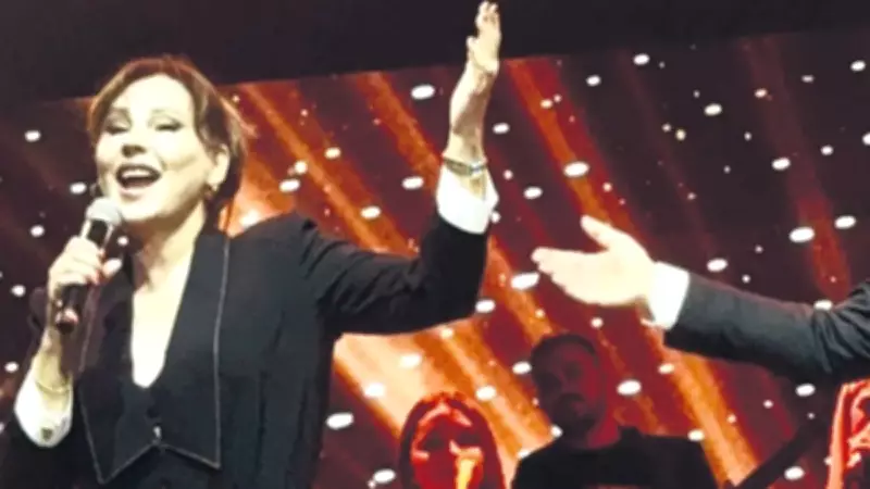 Sahnelere Her Zaman Yakışır: Sanatçıdan Unutulmaz Performans