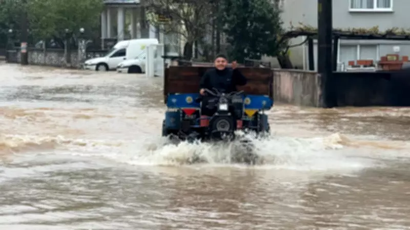 Sakarya'da sağanak sonrası dere taştı, mahalleyi su bastı