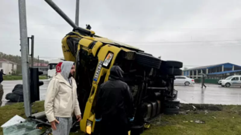 Samsun'da aydınlatma direğine çarpan TIR devrildi: 1 yaralı