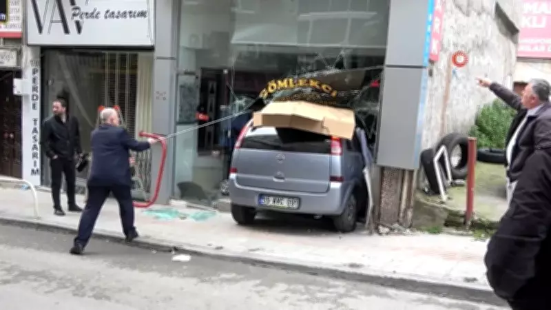 Samsun'da Kontrolden Çıkan Otomobil Terzi Dükkanına Daldı