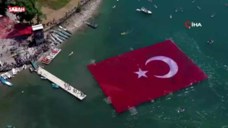 Sapanca Gölü'nde 100 dalgıç 1923 metrekarelik dev Türk bayrağı açtı
