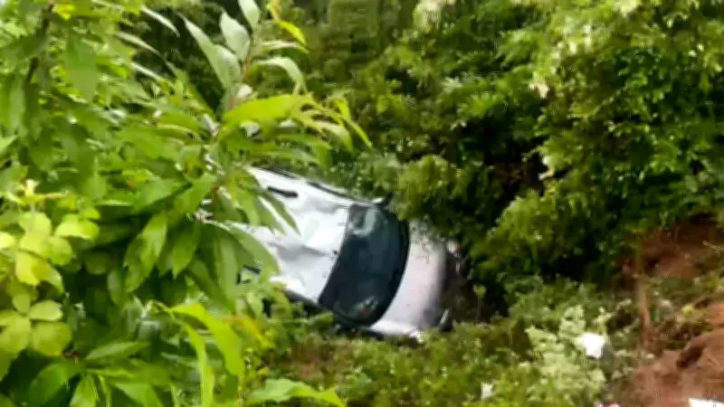 Sapanca'da hafif ticari araç şarampole uçtu: 3 yaralı