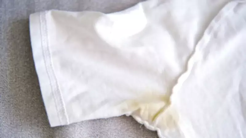 Sararan Koltuk Altı Lekeleri Nasıl Çıkar? Evde Doğal Karışımla Kesin Çözüm