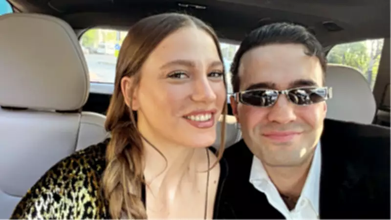 Serenay Sarıkaya ve Mert Demir'den Romantik Otomobil Pozu