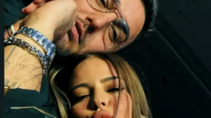 Simge Sağın ve İlkay Şencan'dan Romantik Tatil Pozu