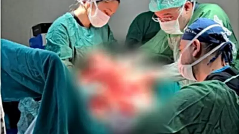 Sivas'ta 77 yaşındaki hastanın göğsünden 7 kilo 750 gramlık tümör çıkarıldı
