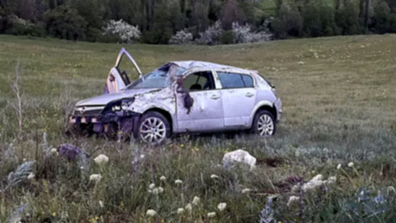 Sivas'ta Şarampole Devrilen Otomobilde 2 Kişi Yaralandı