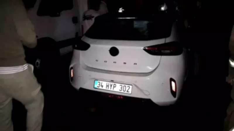 Üsküdar'da Park Halindeki Araçta Yangın: 3 Araç Hasar Gördü