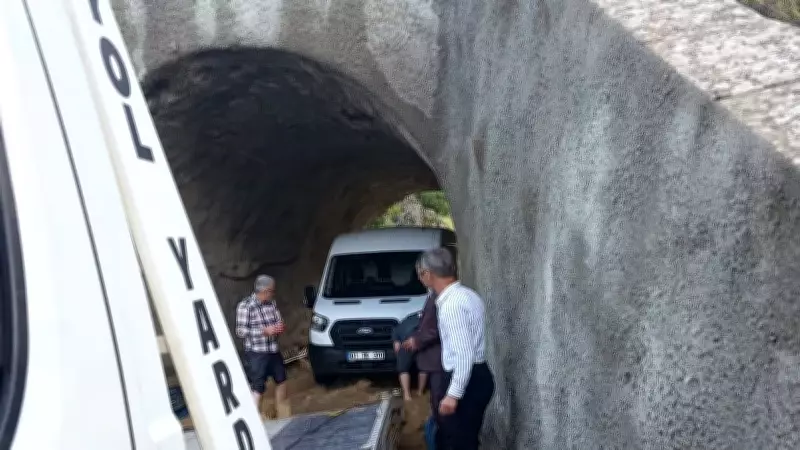 İslahiye'de sel: Minibüs alt geçitte mahsur kaldı, 4 kişi kurtarıldı