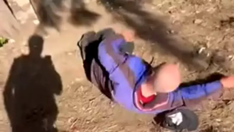 Sokakta uyuyan yaşlı adama tekme atan 2 kişi gözaltına alındı
