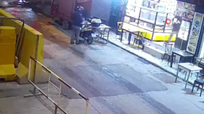 İstanbul Beyoğlu'nda sandalyedeki çantayı çalan hırsız kamerada