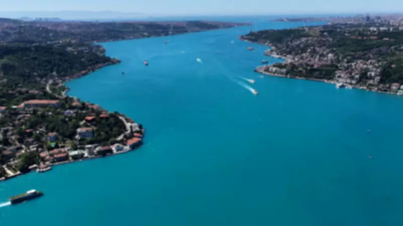 İstanbul Boğazı Kurban Bayramı'nda Turkuaz Renk Görsel Şöleni