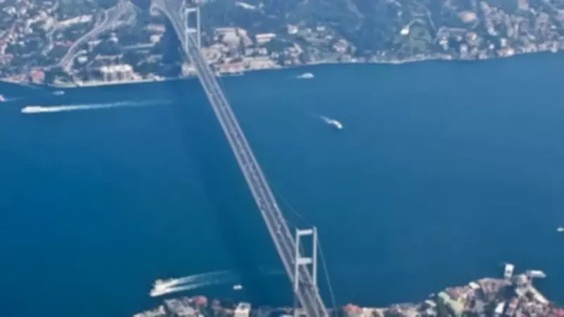 İstanbul Boğazı'nda Yat Yarışı Heyecanı: Gemi Trafiği Çift Yönlü Durduruldu