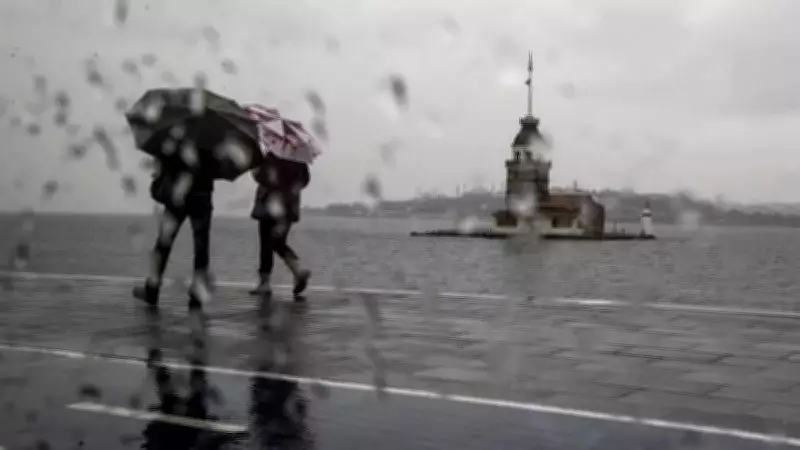 İstanbul'da 15 Saat Sürecek Sağanak: Şemsiyeler Hazır
