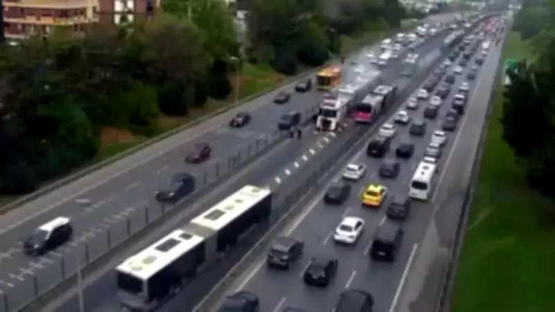 İstanbul'da Art Arda Metrobüs Yangınları Vatandaşları Korkuttu
