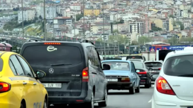 İstanbul'da haftanın ilk iş günü trafik yoğunluğu ve motosikletli kavgası