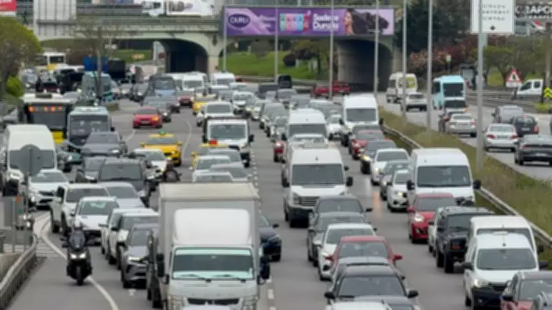 İstanbul'da trafik yoğunluğu yüzde 80'i buldu, araçlar ilerlemekte güçlük çekiyor