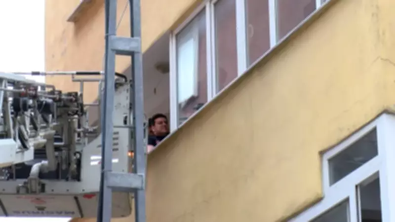 Sultangazi'de annesini rehin alan şüpheli polis tarafından yakalandı