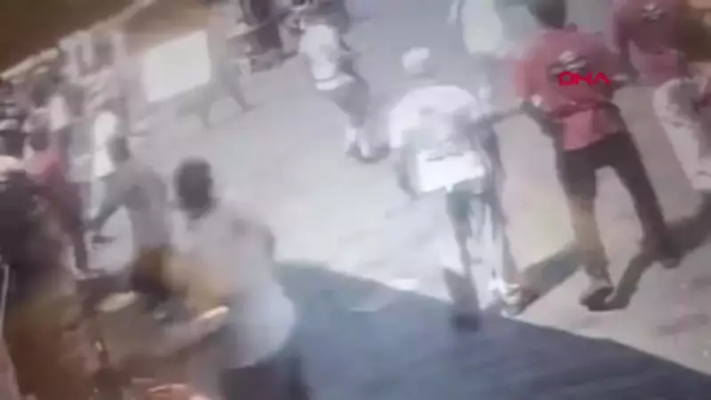 Taksim'de kazmayla esnafa saldıran 2 kişi tekme tokat dayak yedi