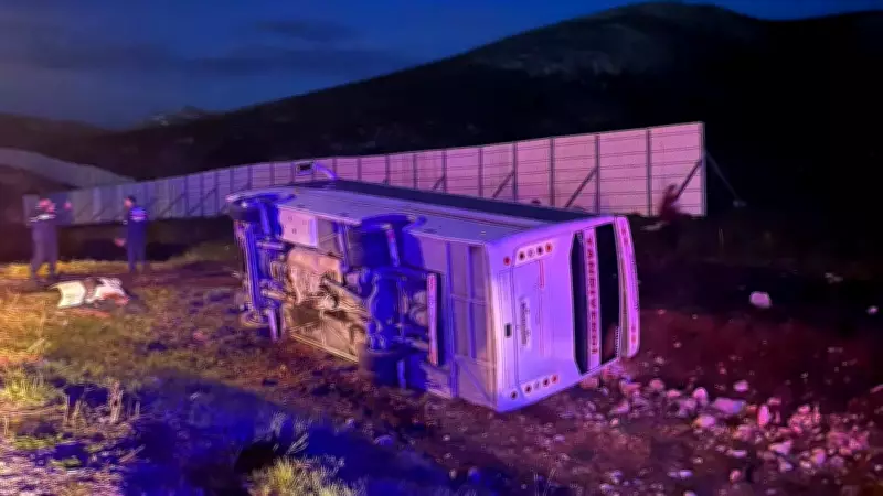 Taraftarları taşıyan midibüs devrildi: 25 yaralı