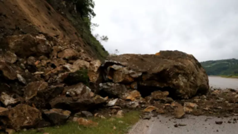 Tokat Çat-Kara Yolunda Heyelan: Ulaşımda Aksama