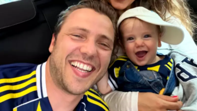 Tolga Sarıtaş, eşi ve oğluyla 'Seyahat ekibim' pozunu paylaştı