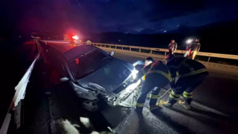 Tosya'da otomobil bariyerlere çarptı: 2 yaralı