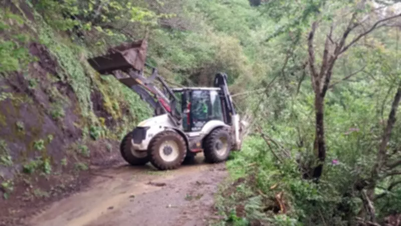 Trabzon'da sel ve heyelan seferberliği: 16 mahalle yolu ulaşıma açıldı