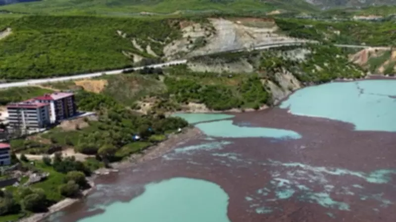 Tunceli'deki Uzunçayır Baraj Gölü'nde kirlilik havadan görüntülendi