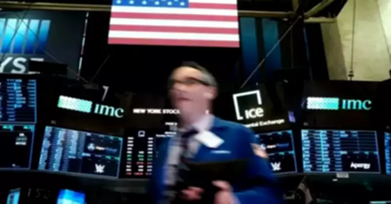 Wall Street'te Karışık Kapanış: Dow Yükseldi, Nasdaq Düştü